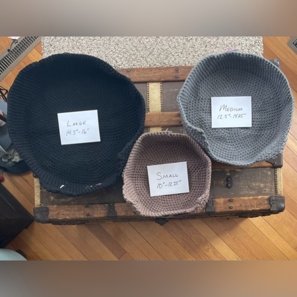 NWT Handmade Large Cat Bed Black / Pink Nose 16β x 4β Crocheted Pet - Picture 5 of 7